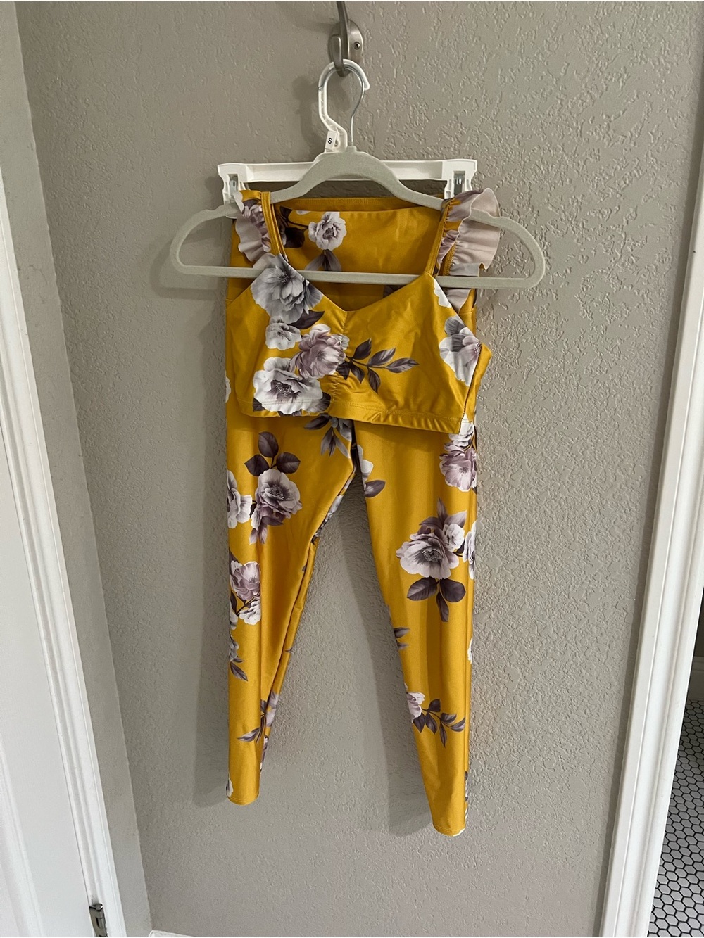 Onzie Le Femme Legging/ruffled sports bra Set: S/M size